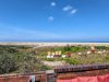 Blick von der Terrassenmauer zum Strand